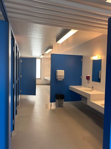 Toiletten und Duschen