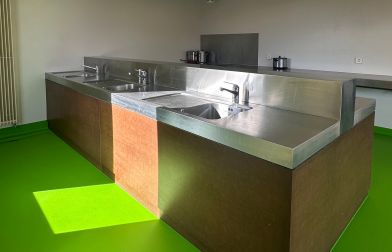 Waschraum mit Kochplatten